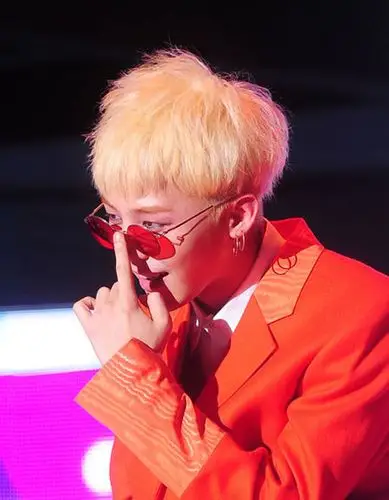 权志龙橘色西服图片