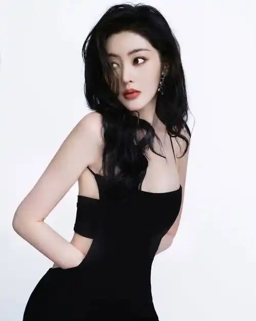 张天爱出席华表奖的时尚大片曝光,身穿黑色吊带,皮肤白皙,妩媚性感-爱