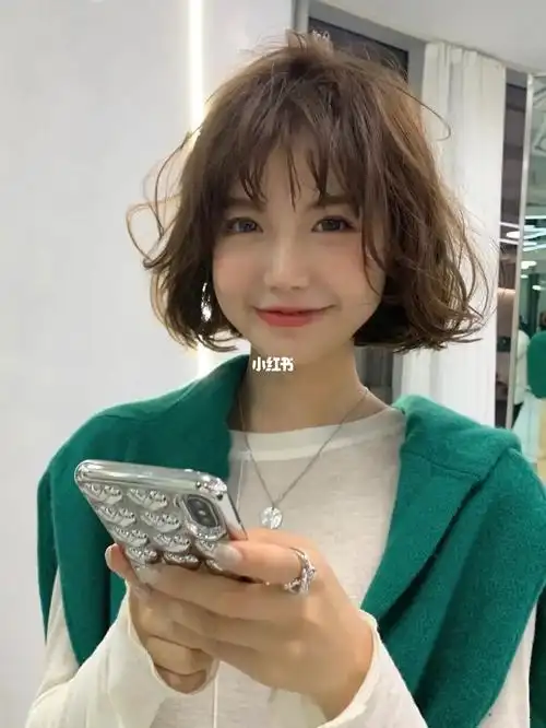 减龄显脸小 轻松驾驭的短发烫发