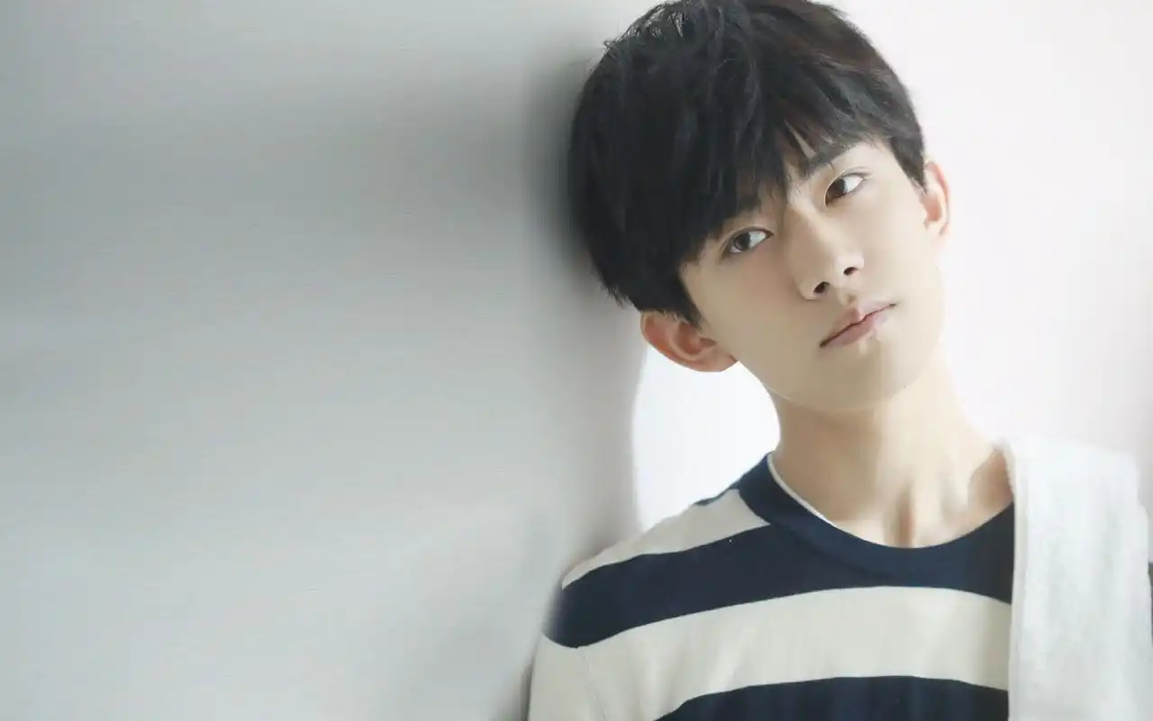 易烊千玺帅气家居写真高清壁纸