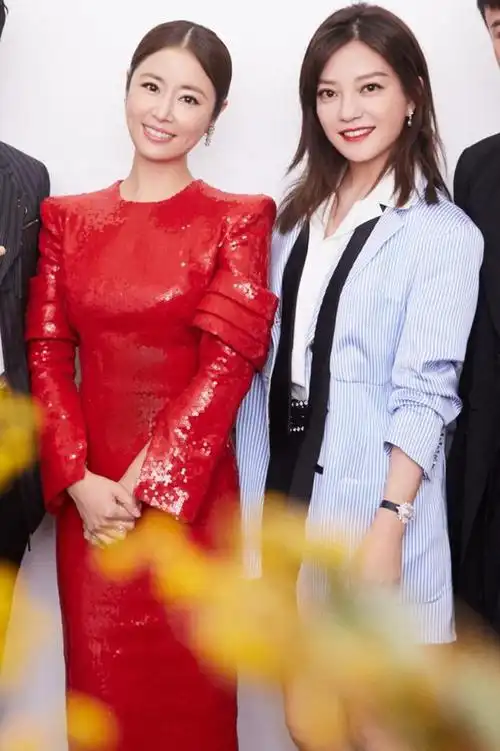 赵薇身穿浅蓝色竖条纹西装秀美腿和林心如同框比美引发回忆杀