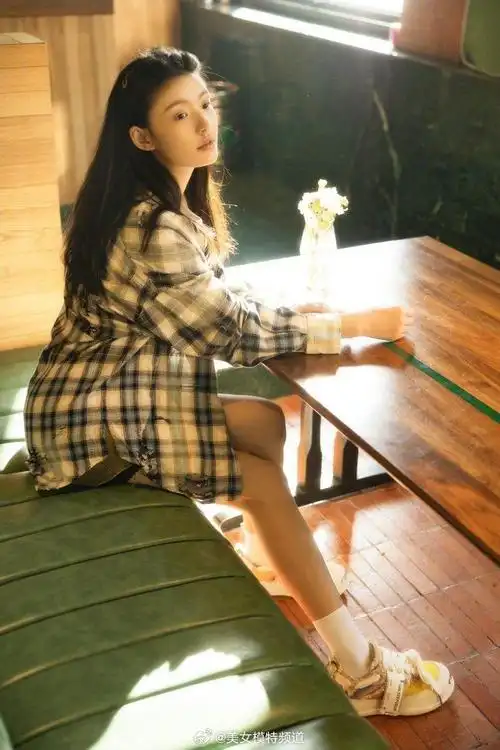 林允分享假日写真照秋日暖阳中素颜出镜光影温柔