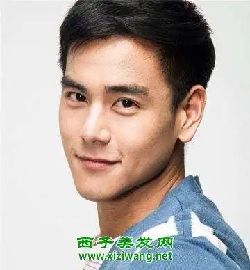 黑色的偏分短发发型,加上在这款平碎发型的基础上,带出的一种美妙质感