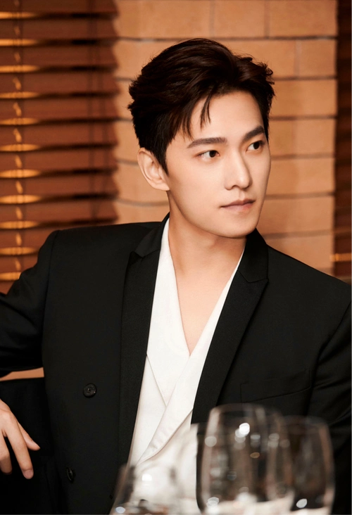 杨洋出席hogan2021春夏型格派对于摩登都市间随性生活