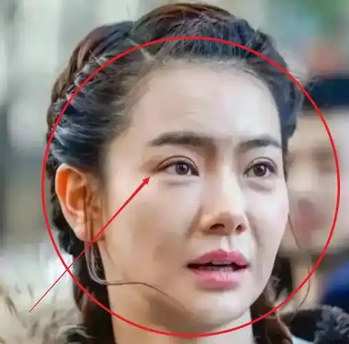 戚薇路拍生图曝光,素颜老态面部浮肿,双眼皮痕迹让人诧异_状态_感觉_