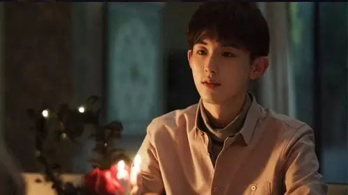 其实在热播电视剧《少年派》里,饰演高冷学霸"钱三一"的郭俊辰表现