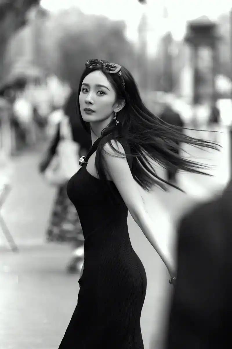 杨幂在巴黎时装周的第一个造型来了,美丽动人,散发着自然的大美女气质