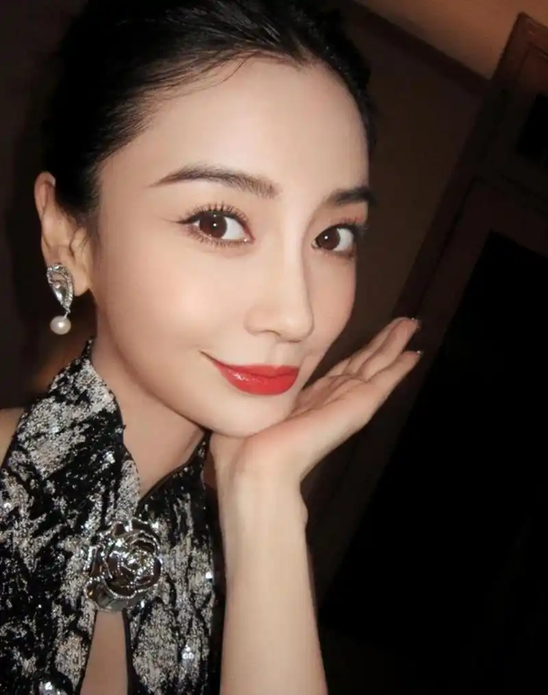 angelababy嘟嘴比耶照美出圈,粉丝纷纷感叹:这才是真正的盛世美颜!