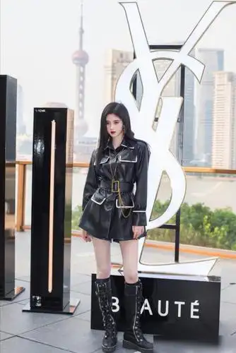 鞠婧祎近日一袭皮连衣裙加长筒靴出席活动,网友调侃不捂脚吗?