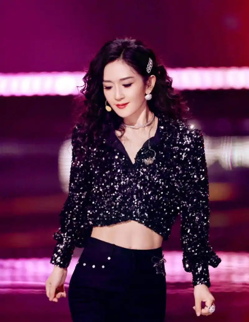 谢娜晒露腰造型舞台照 比例优越马甲线吸睛