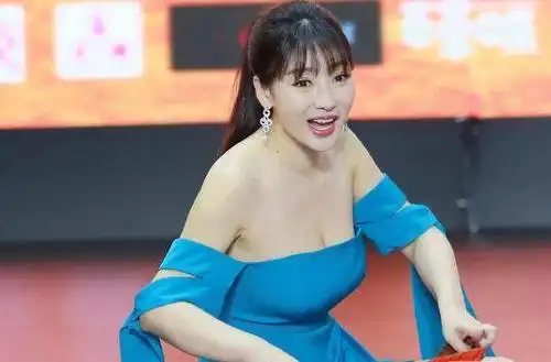 柳岩一身蓝色低胸装出席王宝强电影发布会 与观众互动游戏时出现尴尬