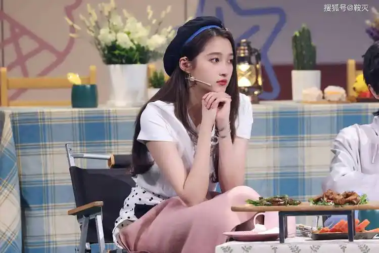 关晓彤参加节目短裙贝雷帽俏皮可爱