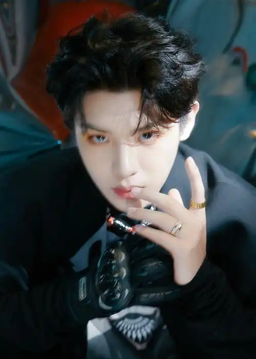 消息以歌为剑以词为锋黄明昊金曲青春rap对决舞台王子的新衣造型图释