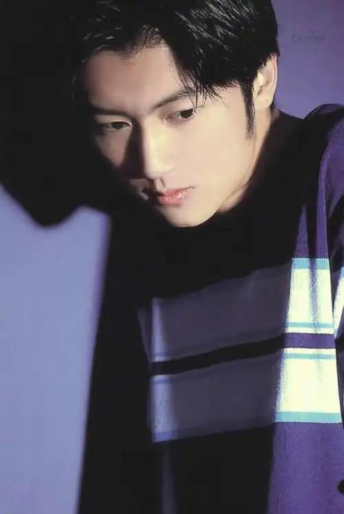 40岁谢霆锋拒绝油腻!乞丐毛衣穿得好高级,戴金丝框眼镜太斯文