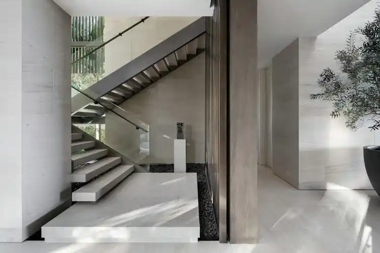 2019新房别墅楼梯玻璃扶手装修图片