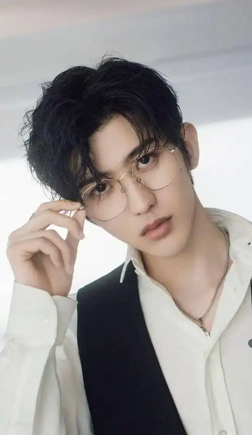 以及新生代偶像时代少年团丁程鑫,宋亚轩,林彦俊等戴眼镜都是非常帅气