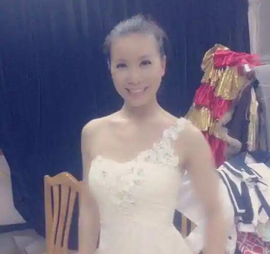 45岁房海燕近况曝光因参加富豪寿宴被开除圈外老公身份神秘