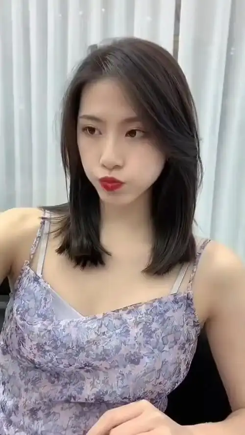 女生减龄锁骨发气垫烫温柔耐看中短发