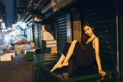 喧嚣的城市里我们都很孤独|摄影|人像摄影|artlee小杰 - 原创作品