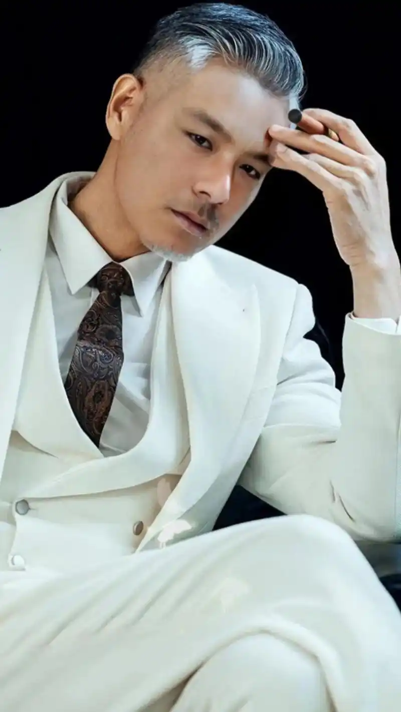 西服的魅力 靳东杂志封面写真照 其实很多事不必非得追求一个答 - 抖