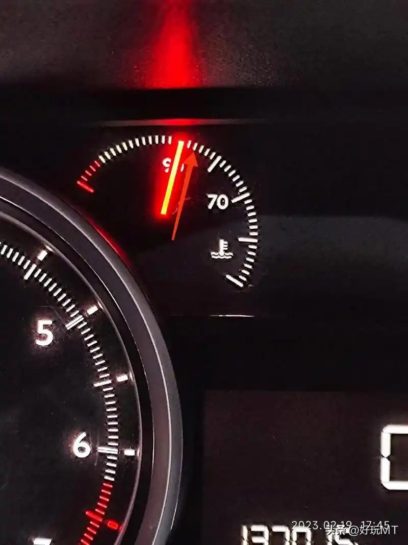 之前没换防冻液的时候,水温表总是差一点才到90度,大概在图2的位置,换
