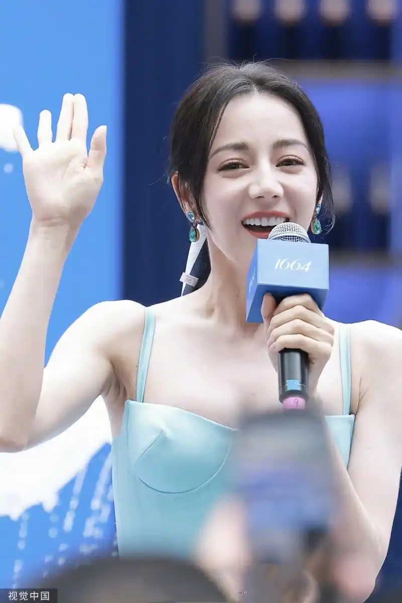 迪丽热巴参加活动被场下粉丝拍下素颜照,举止大方得体,毫无明星架子