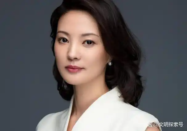 后来她报名参与了央视举行的主持人大赛,并顺利通过了考核,成为了央视