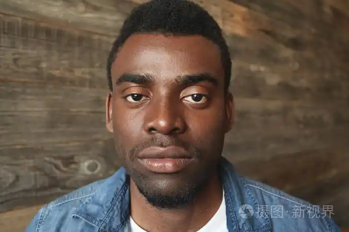 黑皮肤男人看起来很严肃