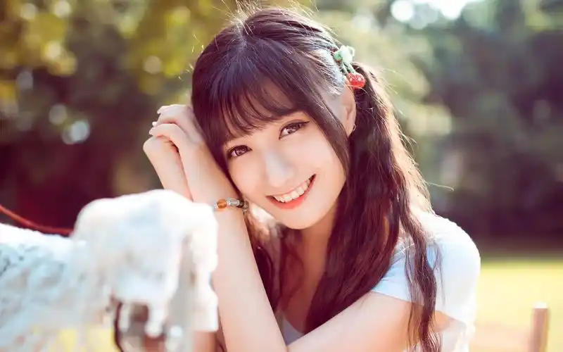 可爱文艺美女户外唯美写真高清电脑桌面壁纸