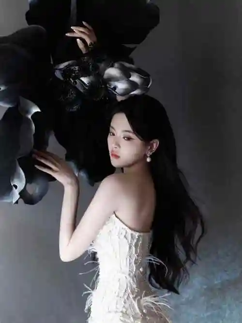 杨超越穿钉珠蕾丝礼服裙身材纤细优雅迷人2