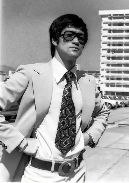 既然两位都是功夫巨星,而且李连杰和李小龙身高,体重都差不多,那如果