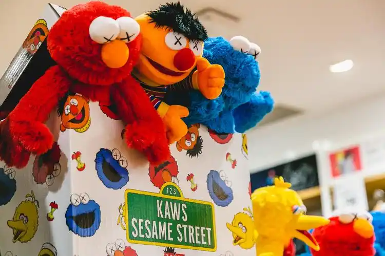 kawsx芝麻街娃娃网拍身价飙高 8000元打包「还算便宜」