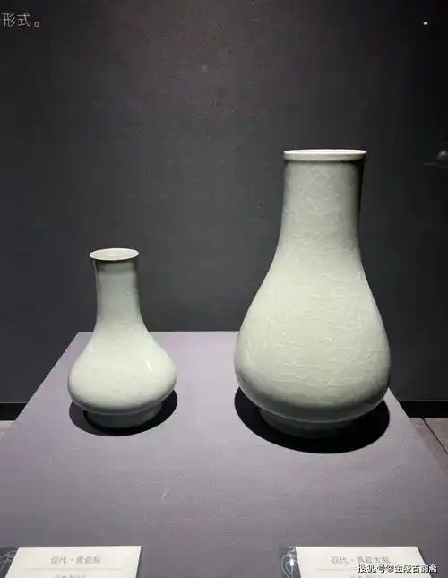 南宋修内司官窑青瓷直颈瓶(穿带瓶)惊现杭州南宋官窑博物馆_展览_工艺