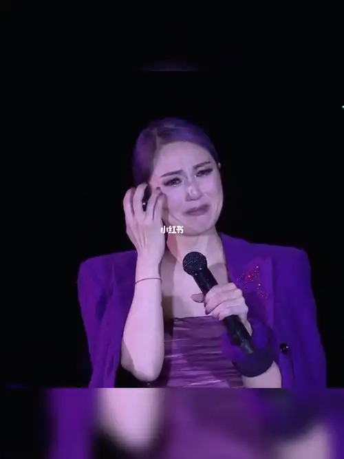btw~ 紫色在她身上真的好看0990#演唱会  #杨千嬅  #杨千嬅演唱会