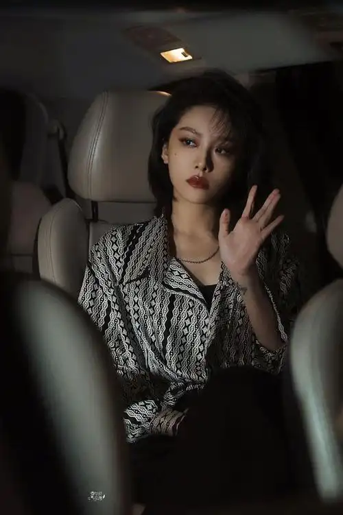 喻言活动下班造型有点狂野冰山脸不苟言笑发型有点凌乱美