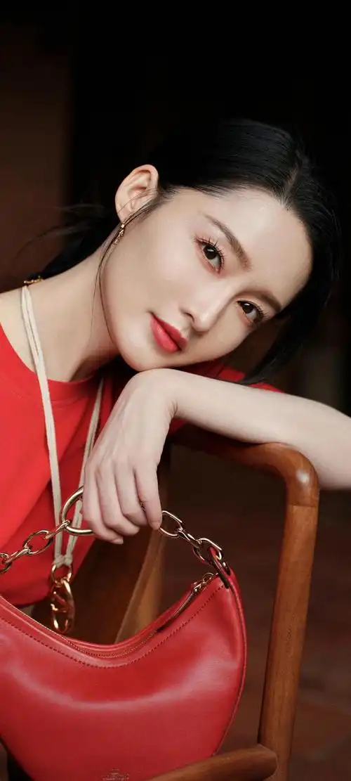 美女系列壁纸第210期-李沁,这个名字在近年来的娱乐圈中逐渐崭露头角