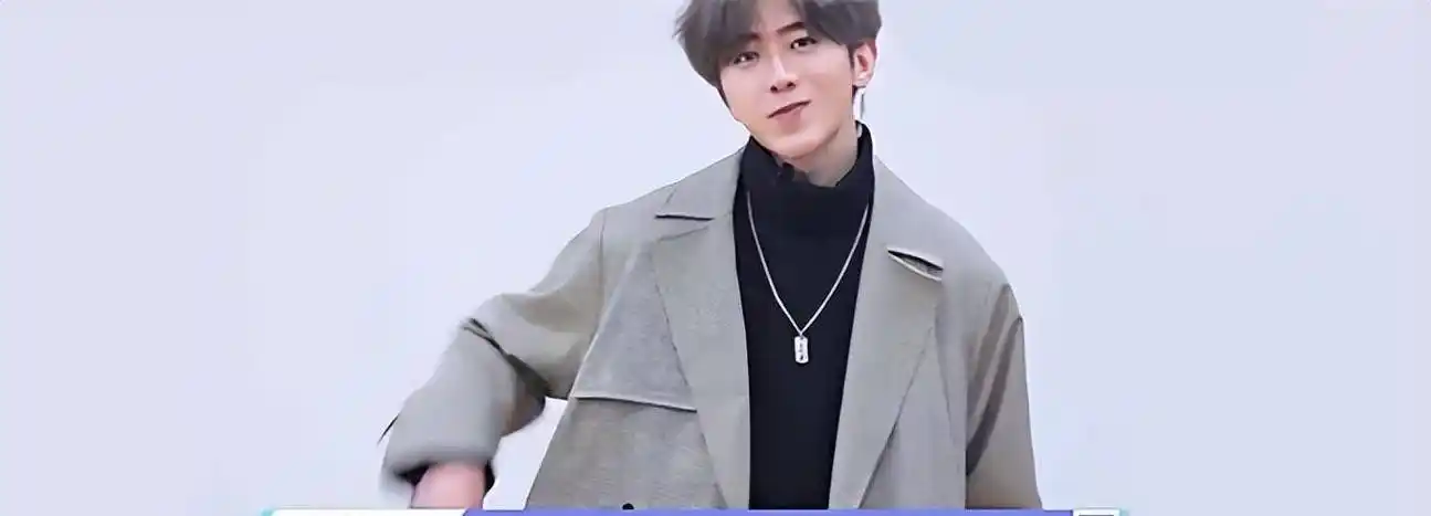 网友偶遇男星打球,蔡徐坤金发热裤大秀球技,43岁邓超暴瘦无人识_视频