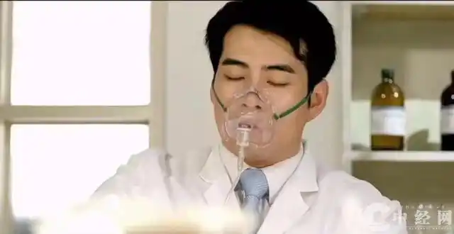 纪录片《医者仁心》剧情中扮演青年钟南山院士的演员刘明雄