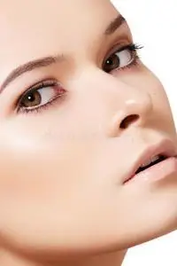 健康的女性性感美丽的女人小姐与日常妆及清洁健康皮肤的脸美丽的女人