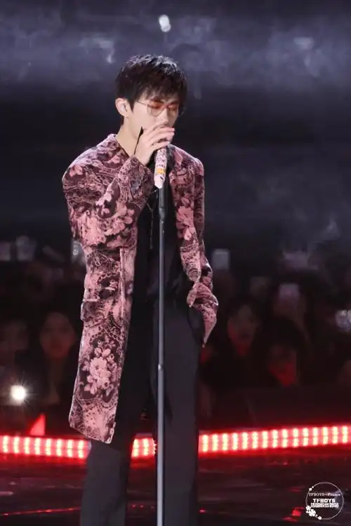 双11惊喜夜##易烊千玺压轴舞台##易烊千玺 限定玫瑰#231110 天猫