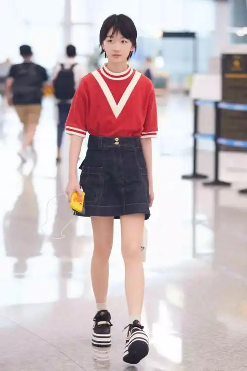 矮个子女明星的代表周冬雨,就很喜欢让她看起来身材比例特别好的a字裙