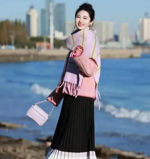 而选择米色,杏色等浅色系,经典中性色以及柔和的粉色,蓝色等温暖系来