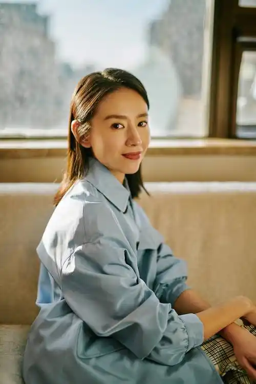 43岁董洁街拍大片曝真实状态!脸垮毛孔大眼窝凹,眼神空洞像假人