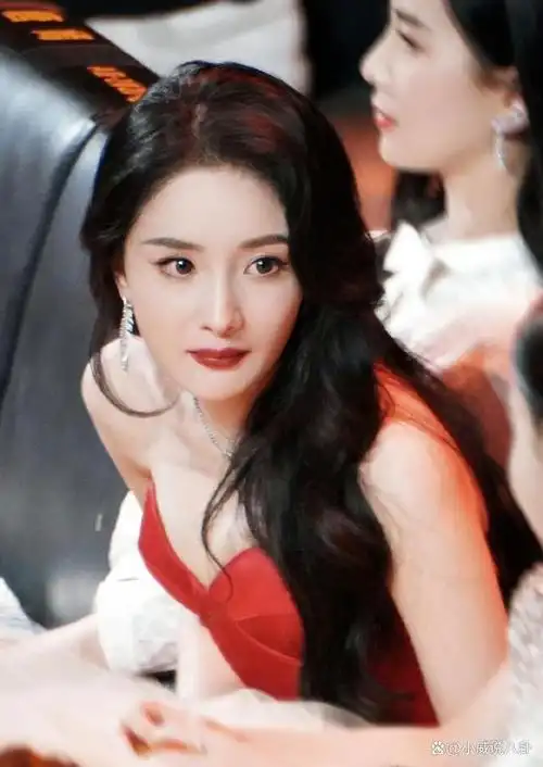 时尚芭莎主持人是李晓峰,怪不得今年芭莎杨幂没有去!