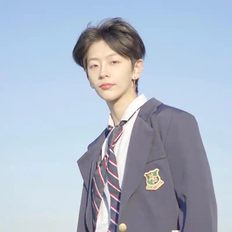 难得见刘梦穿女装,西装配百褶短裙俏皮可爱,私下却是个假小子