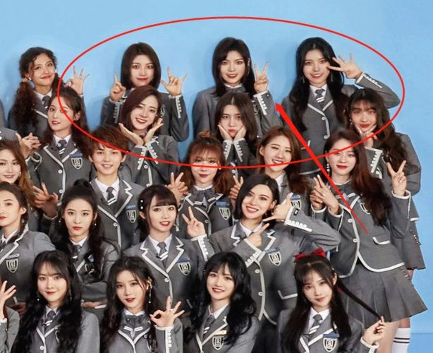 青春有你2大合照蔡徐坤身高引热议却没人发现四胞胎的手势