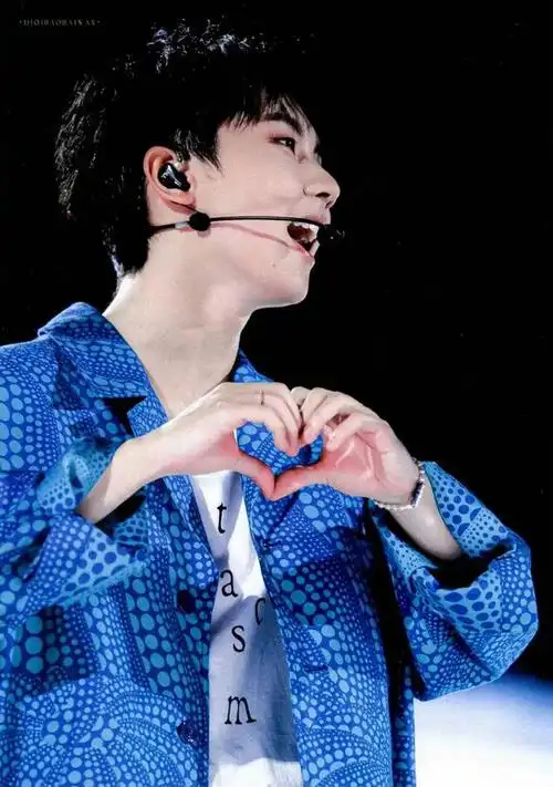 而宋亚轩在七夕穿白衬衫比心的这个造型也让许多粉丝感慨一时分不清