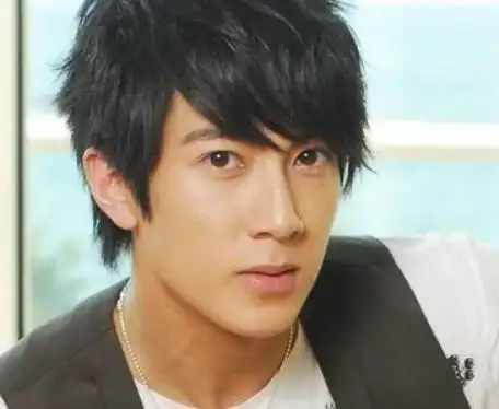 网上查到吴尊单飞是2011年6月时候就自己出来活动,在单飞后他参加的