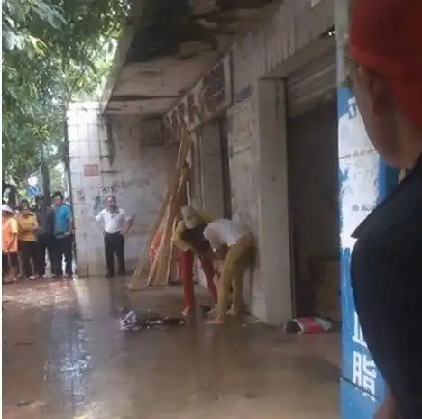 女子扒光"小三"衣服拍裸照