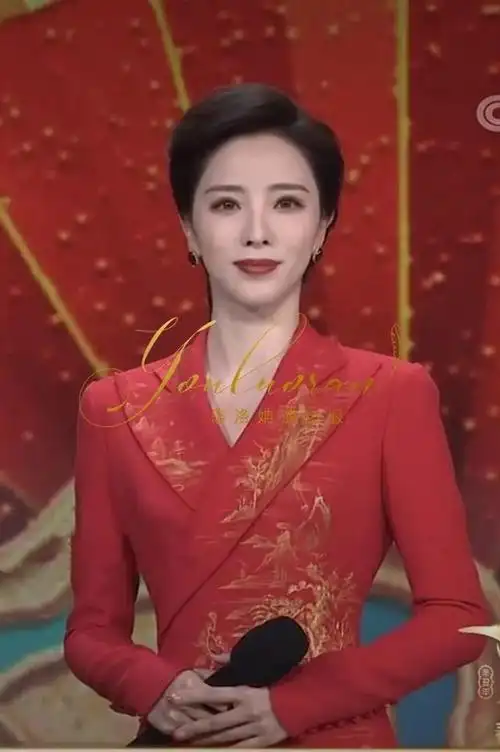 春晚舞台,李思思曾因为失误差点断送饭碗,幸亏任鲁豫救场